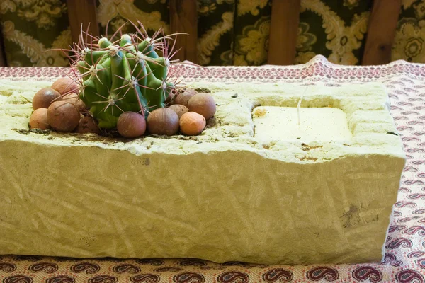 Syrové žulový blok s svíčku a kaktus — Stock fotografie