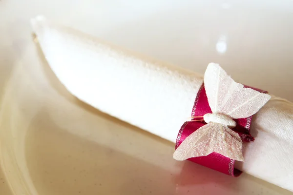 Πεταλούδα σχεδίου μια πετσέτα δαχτυλίδι στη γαμήλια δεξίωση — Φωτογραφία Αρχείου