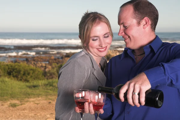 Giovane adulto coppia caucasica bere vino — Foto Stock