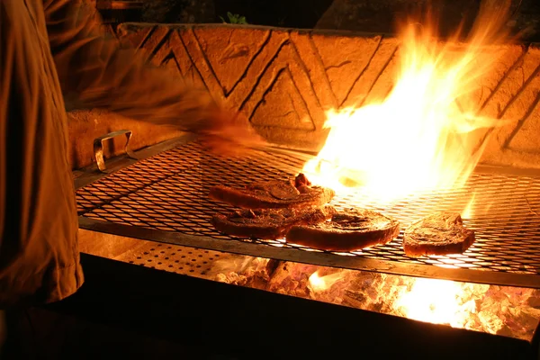 Bistecche alla griglia di fuoco — Foto Stock
