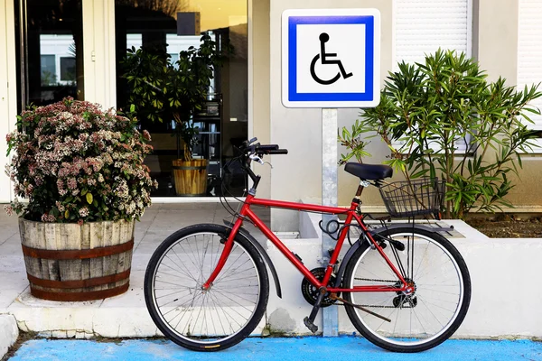A bicycle in front of a sign. — Stock Photo, Image