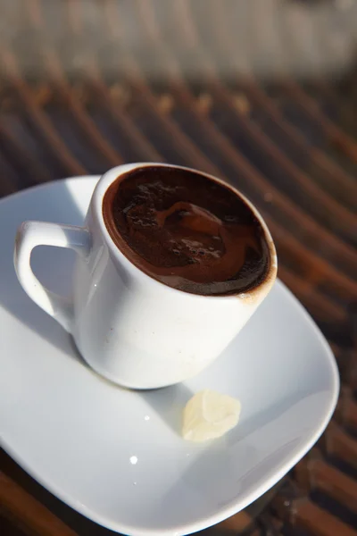 Vero caffè turco in una piccola tazza di porcellana bianca — Foto Stock