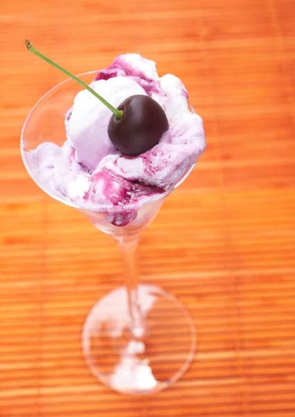 Gelato alla ciliegia rosa e bianca con sciroppo in un bicchiere alto — Foto Stock