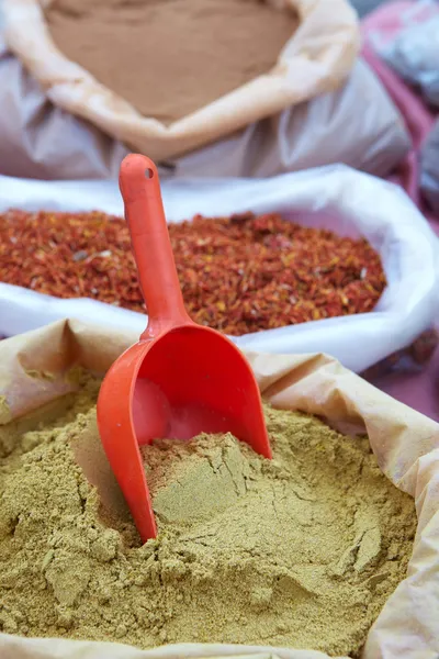 Tüten mit gemahlenem Pfeffer und Currypulver vom Markt — Stockfoto