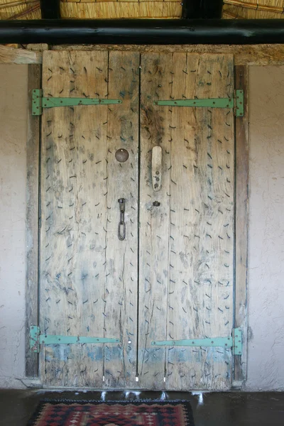 Старая текстура деревянной двери с отверстиями для ногтей — стоковое фото