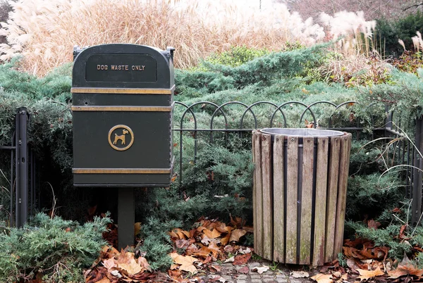 Vuilnisbak in een park in Londen. — Stockfoto