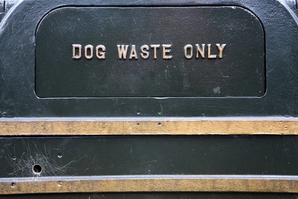 Dustbin in a park in London. — Stock Photo, Image