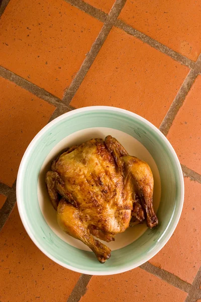 Preparado pollo entero en un plato — Foto de Stock