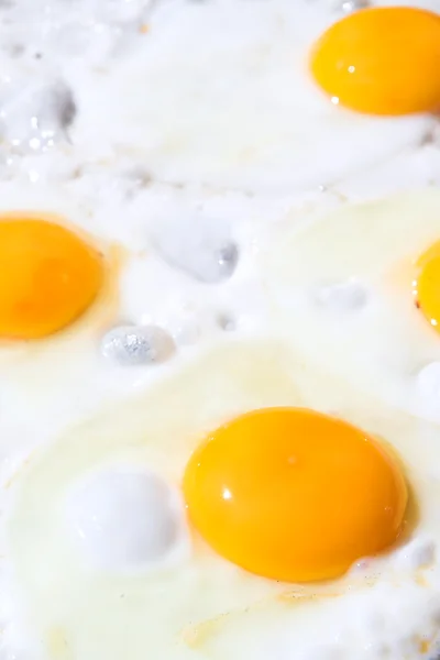 Uova fresche che vengono fritte lato soleggiato su una grande padella — Foto Stock