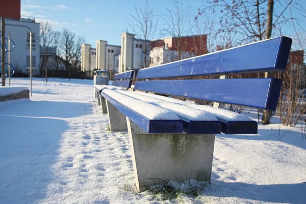 Panchina coperta di neve in un parco a Munch . — Foto Stock