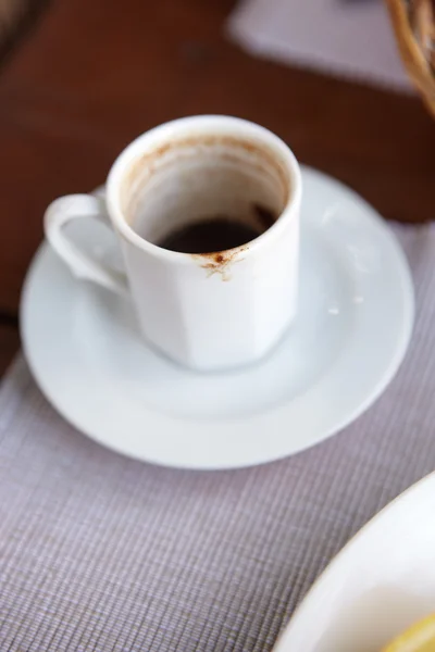 Pequeña taza blanca vacía de café turco — Foto de Stock