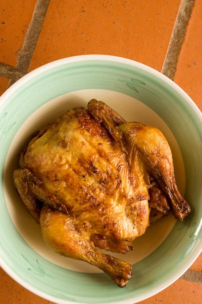 Preparado pollo entero en un plato — Foto de Stock