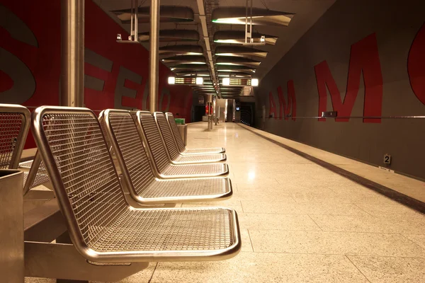 Cadeiras em uma estação de metrô . — Fotografia de Stock