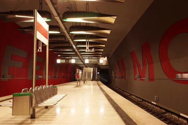 Tren en movimiento en una estación de tren subterránea —  Fotos de Stock