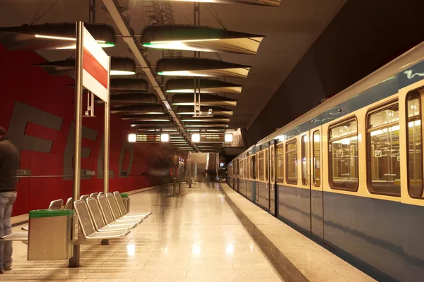 Train en mouvement dans une gare souterraine — Photo