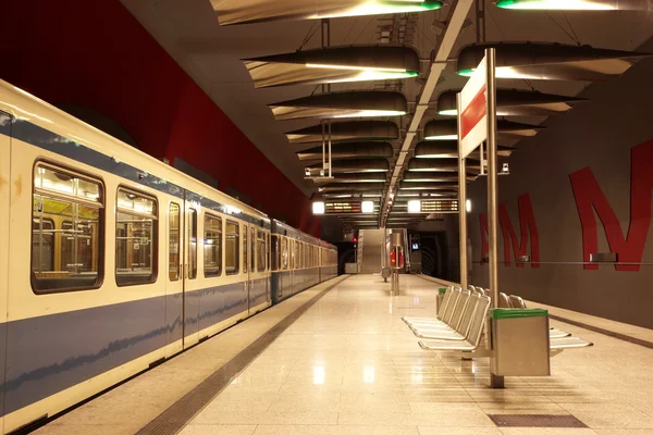Trem em movimento em uma estação de trem subterrânea — Fotografia de Stock