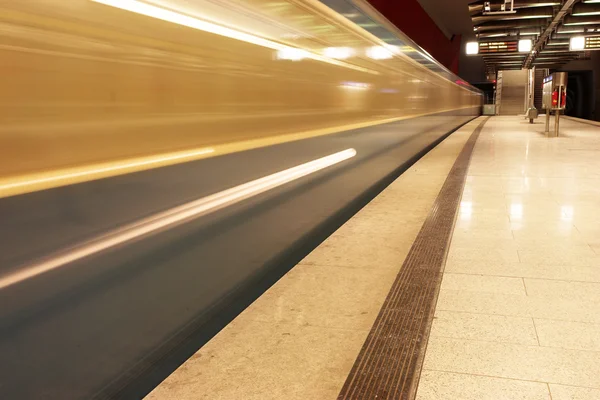 Treno in movimento in una stazione della metropolitana — Foto Stock