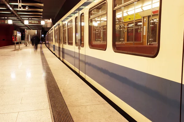 Trem em movimento em uma estação de trem subterrânea — Fotografia de Stock