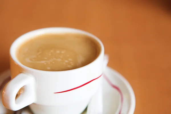 Cremiger Kaffee in weißer Tasse — Stockfoto