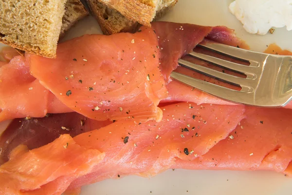 Whole wheat bread with salmon and cream on a plate — Stock Photo, Image