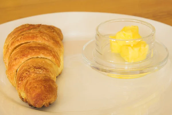 Bagel au beurre dans une assiette — Photo