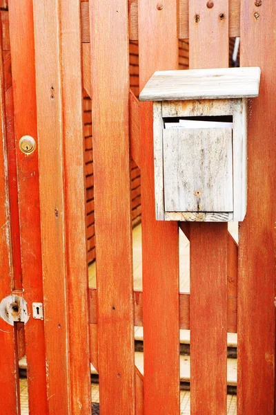 Ancienne boîte aux lettres sur la porte — Photo