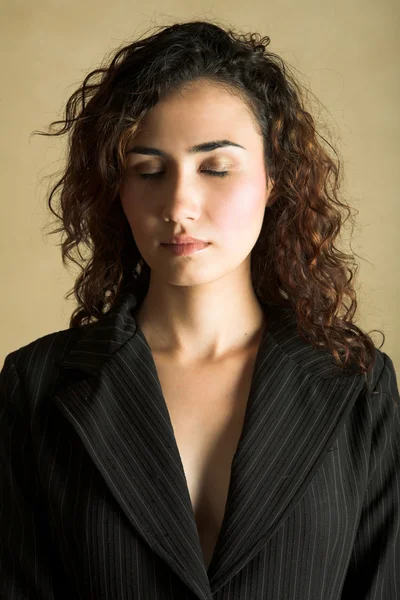 Kaukasische zakenvrouw met krullend bruin haar — Stockfoto