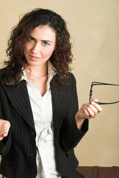 Kaukasische Geschäftsfrau mit lockigem braunem Haar — Stockfoto