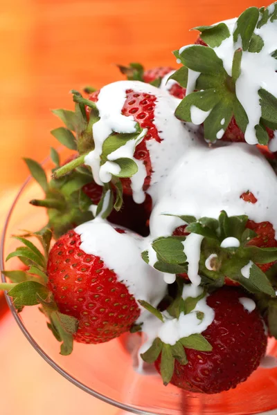 Fresh red strawberries and cream in a martini glass — Stock Photo, Image