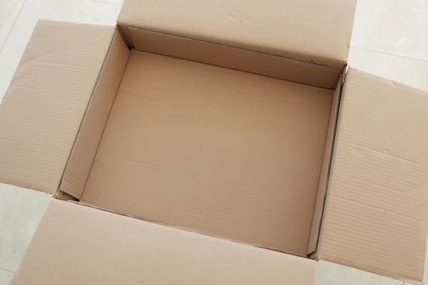 Lege bruin kartonnen doos — Stockfoto