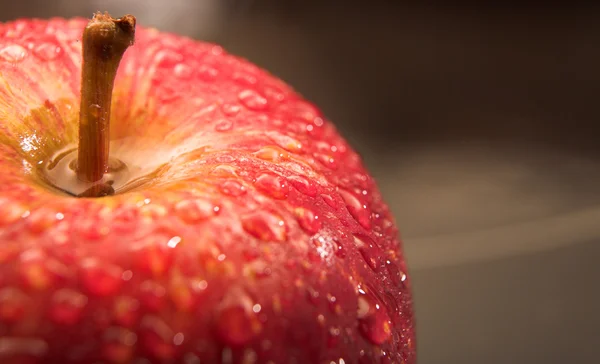 Rött äpple med droppar av vatten — Stockfoto