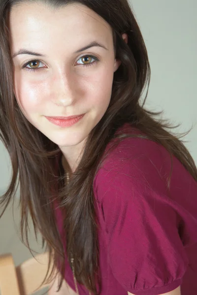 Vacker ung vuxen (tonåring) kaukasisk kvinna — Stockfoto