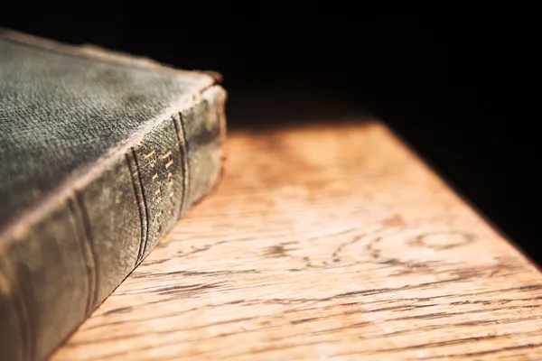 Biblia vieja acostada en una mesa de madera — Foto de Stock