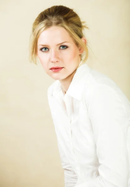 Güzel genç yetişkin beyaz kadın — Stok fotoğraf