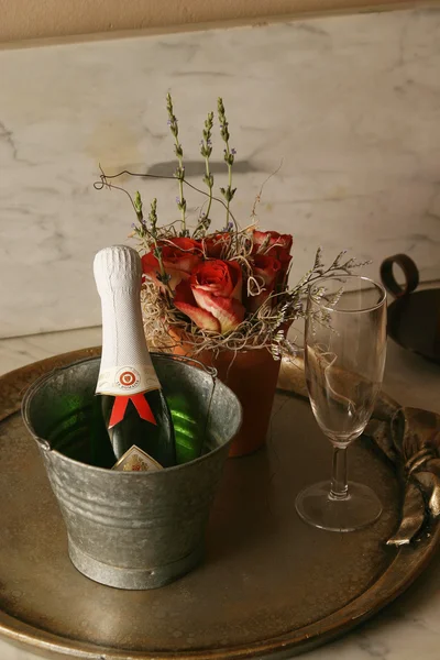 Champagne en rode rozen — Stockfoto