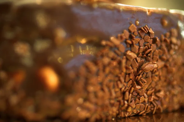 Chocolate flakes on the side of a cake — Stock Photo, Image