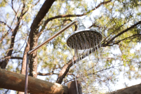 Douche extérieure dans la brousse africaine — Photo