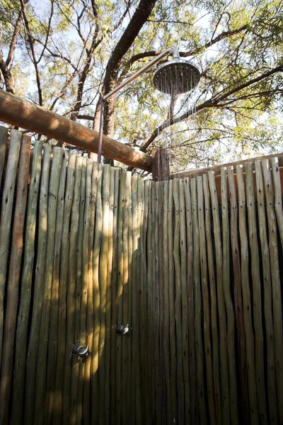 Ducha al aire libre en el arbusto africano — Foto de Stock