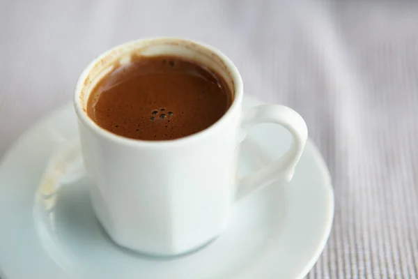 Kleine weiße Tasse türkischen Kaffee — Stockfoto