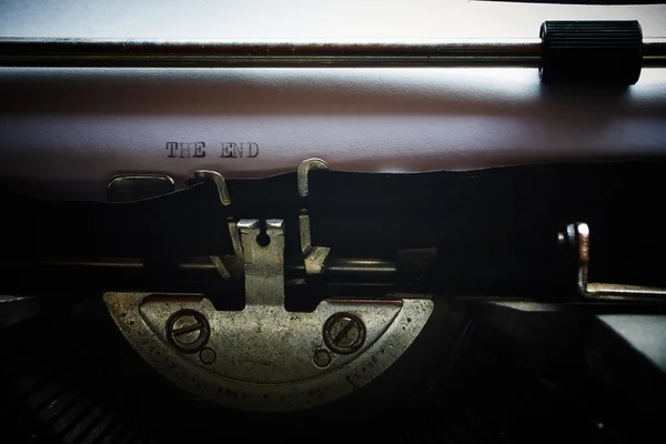 Uma imagem de close-up das barras de tipo e fita de uma máquina de escrever e papel de estilo antigo — Fotografia de Stock