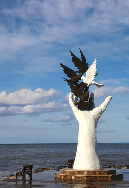 Peace monument in Kusadasi, Turkey — Stock Photo, Image