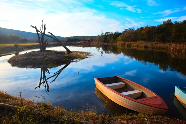 Tranquil scene of a small red and white fishing boat — Stock Photo, Image