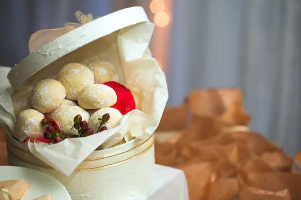 Süßwaren und Kekse in weißen Geschenkboxen — Stockfoto
