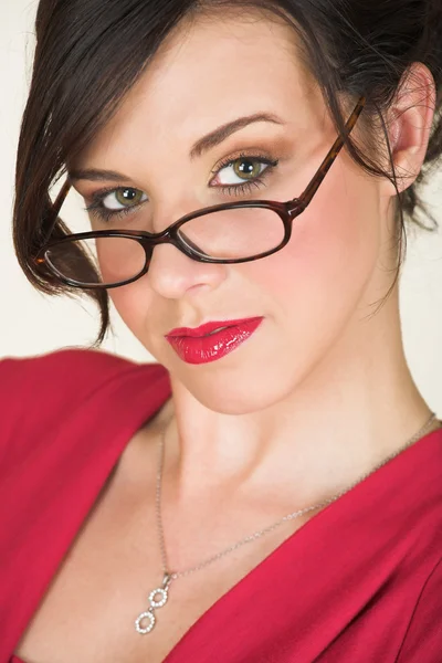 Mujer de negocios con gafas con borde de cuerno — Foto de Stock