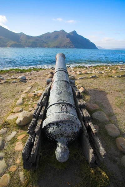 Cánones antiguos de pie en sus puestos de defensa originales de Houtbay en Western Cape, Sudáfrica — Foto de Stock