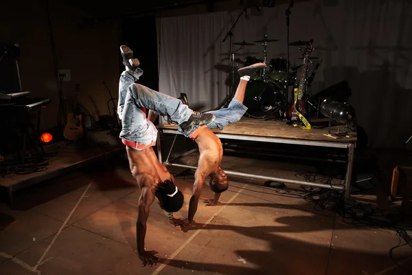Dos bailarines de hip-hop estilo libre — Foto de Stock