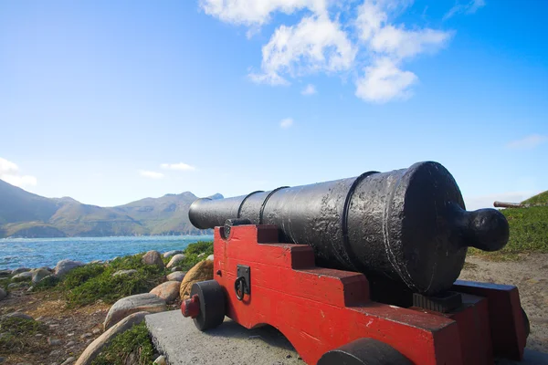 Cánones antiguos de pie en sus puestos de defensa originales de Houtbay en Western Cape, Sudáfrica — Foto de Stock