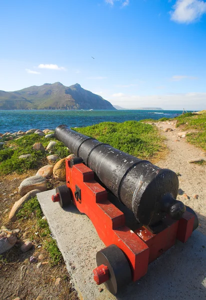 Cánones antiguos de pie en sus puestos de defensa originales de Houtbay en Western Cape, Sudáfrica — Foto de Stock