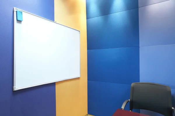 Beyaz tahta ve gri ofis koltuğu — Stok fotoğraf