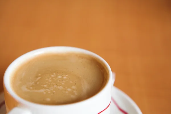 Cremiger Kaffee in weißer Tasse — Stockfoto